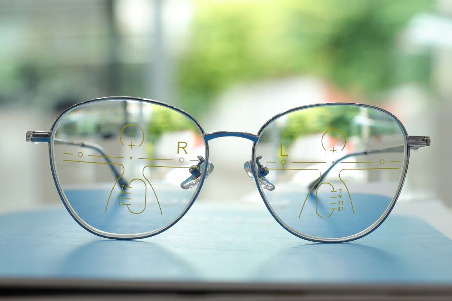 Soczewka w okularach progresywnych Budowa soczewki okularów progresywnych strefy widzenia