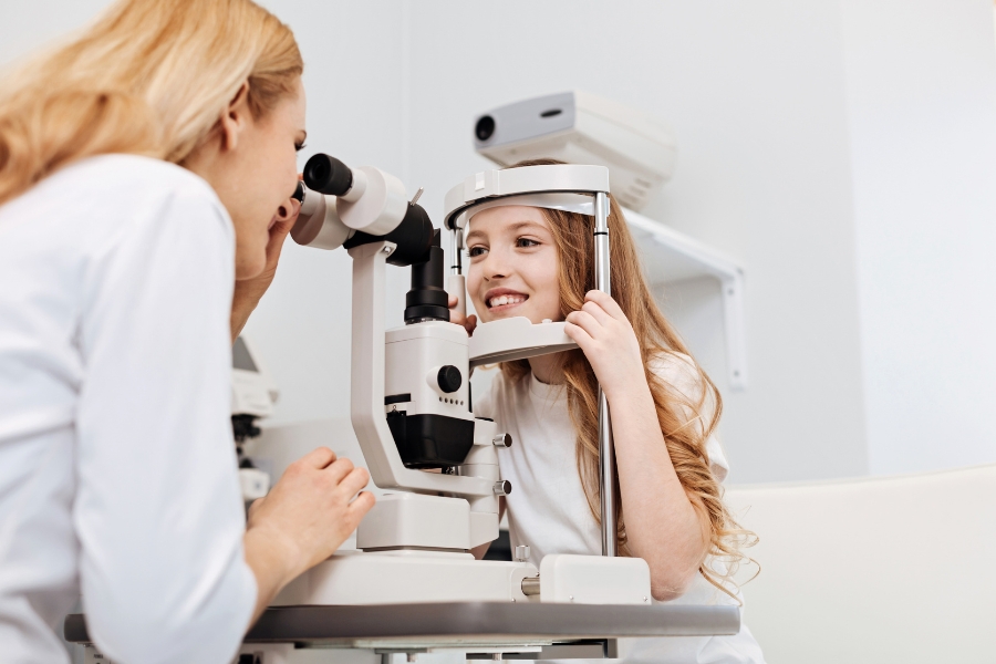 Profesjonalne badanie wzroku u dzieci w gabinecie optometrycznym 