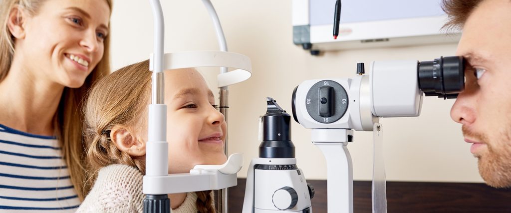 Kontrola wzroku u dziecka w wieku szkolnym Badanie wzroku dziecka u optometrysty w gabinecie