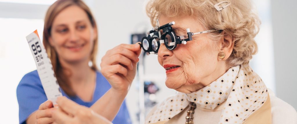 Coroczna kontrola wzroku u osoby starszej Badanie wzroku seniorki w gabinecie optometrycznym